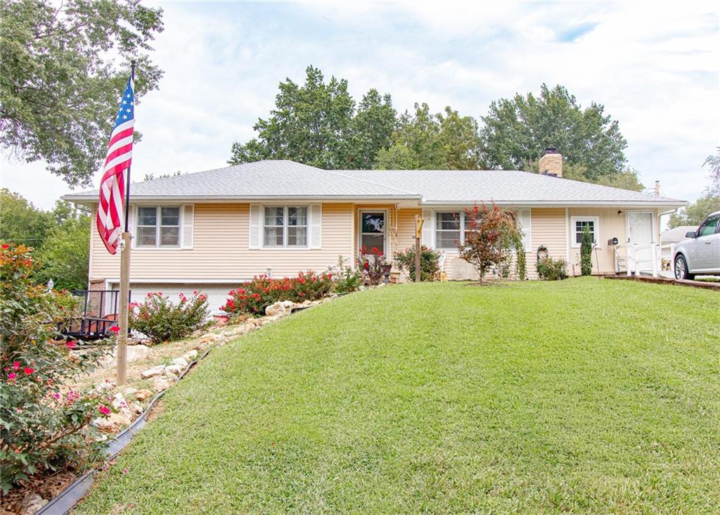 204 W 16th St, Holden, MO 64040