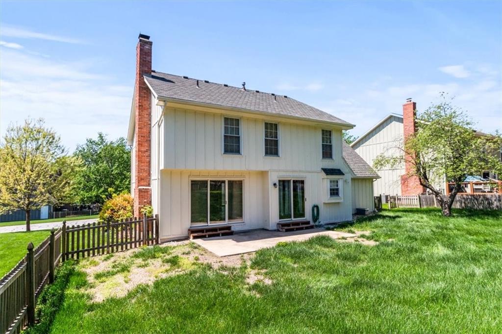 3907 NE Clearbrook Dr, Lee's Summit, MO 64064