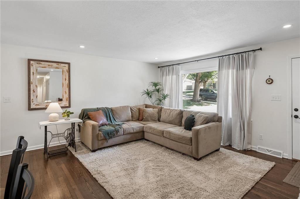 9006 Switzer St, Overland Park, KS 66214