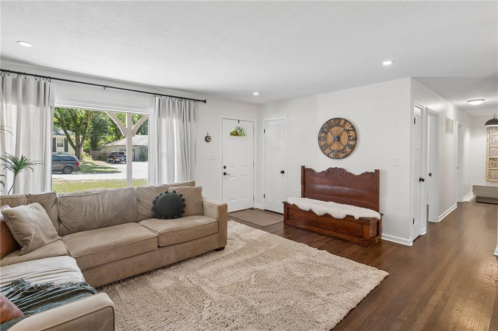 9006 Switzer St, Overland Park, KS 66214