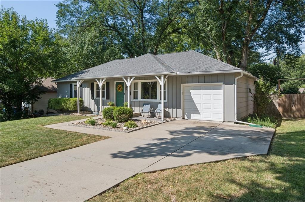 9006 Switzer St, Overland Park, KS 66214
