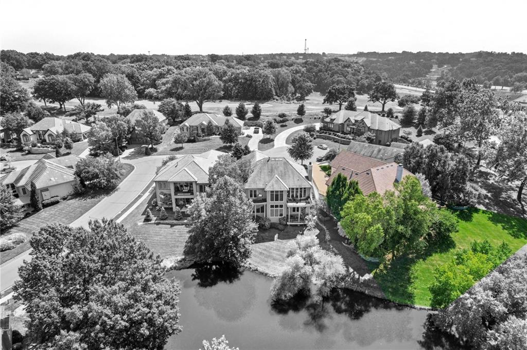 6605 Royal Ct, Parkville, MO 64152