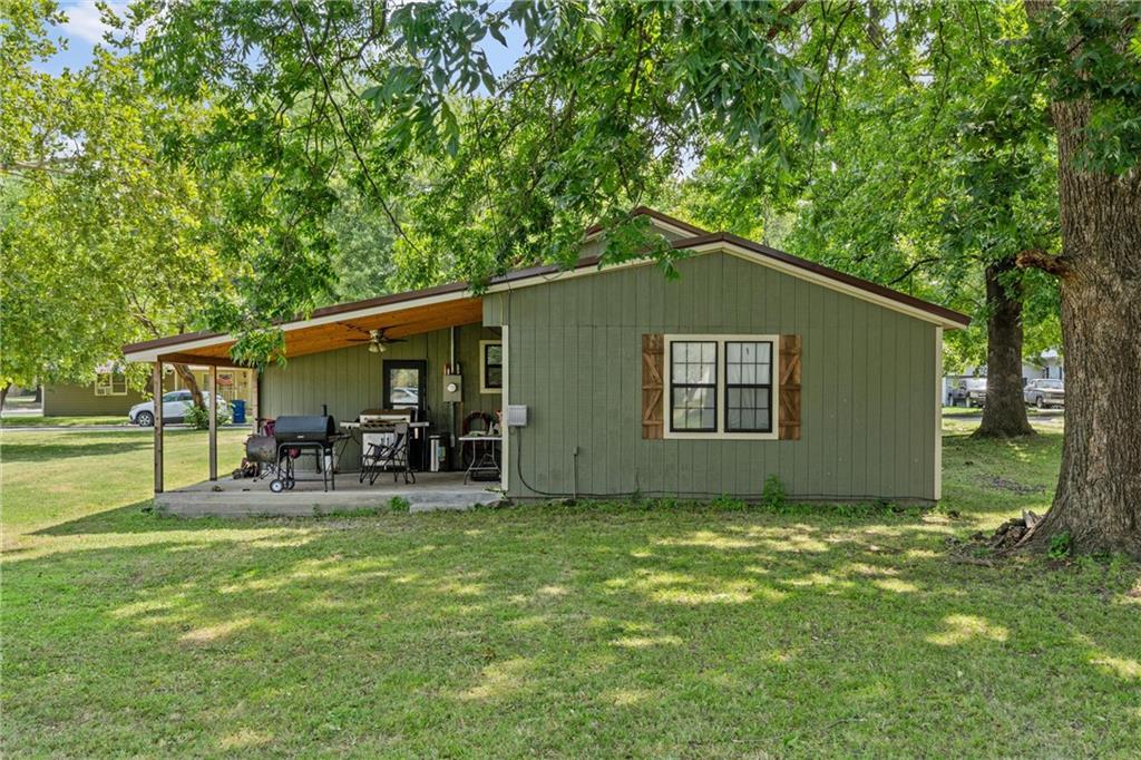 509 N State St, Caney, KS 67333