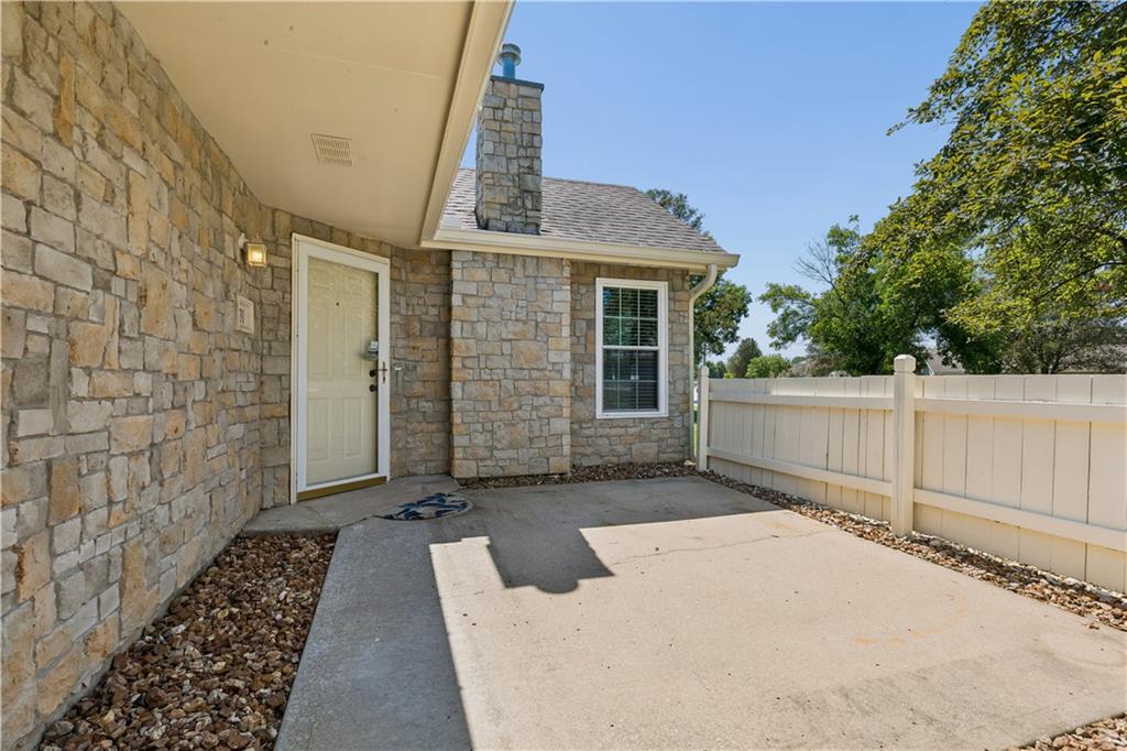 931 NE Devon Dr, Lee's Summit, MO 64064