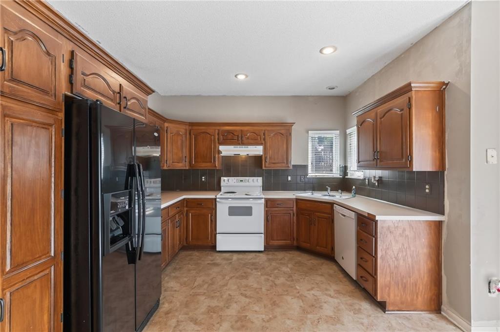 15780 S Bradley Dr, Olathe, KS 66062