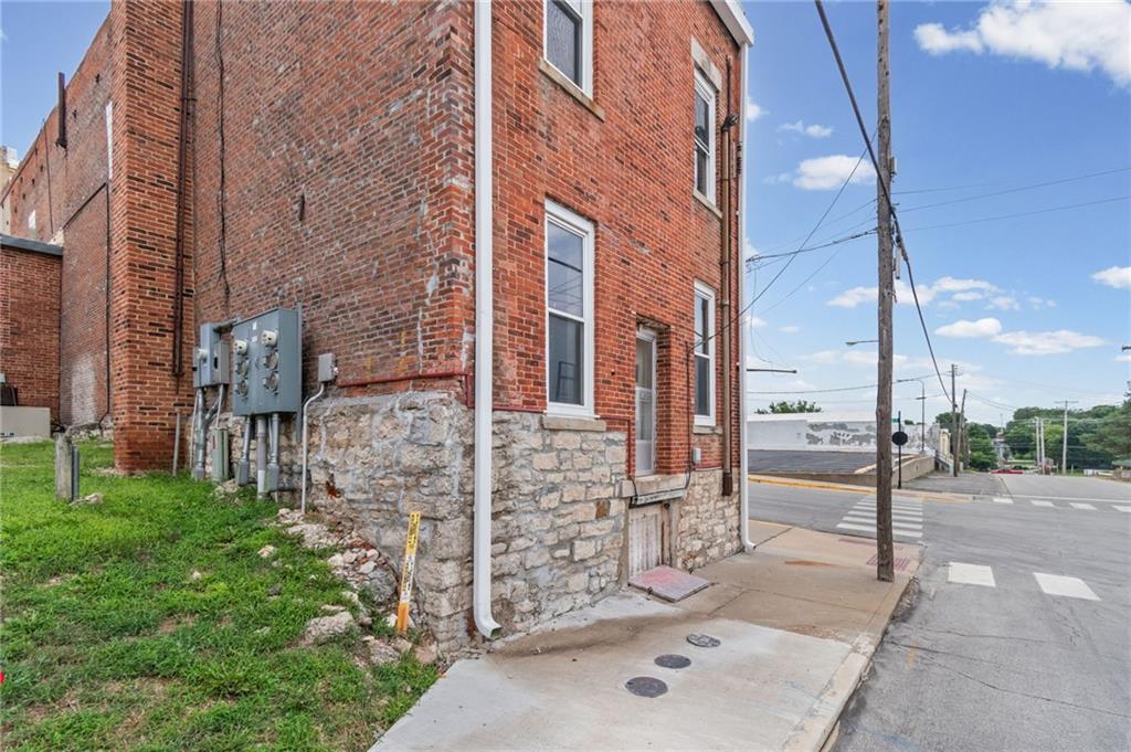 102 S Thornton St, Richmond, MO 64085