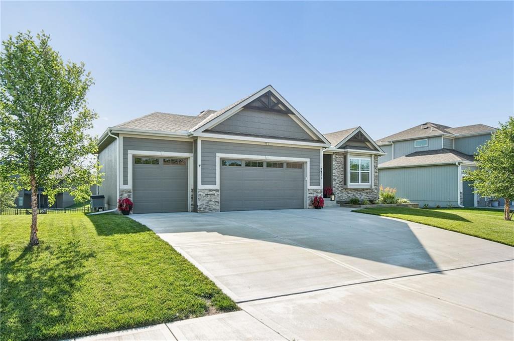 2211 Foxtail Dr, Kearney, MO 64060