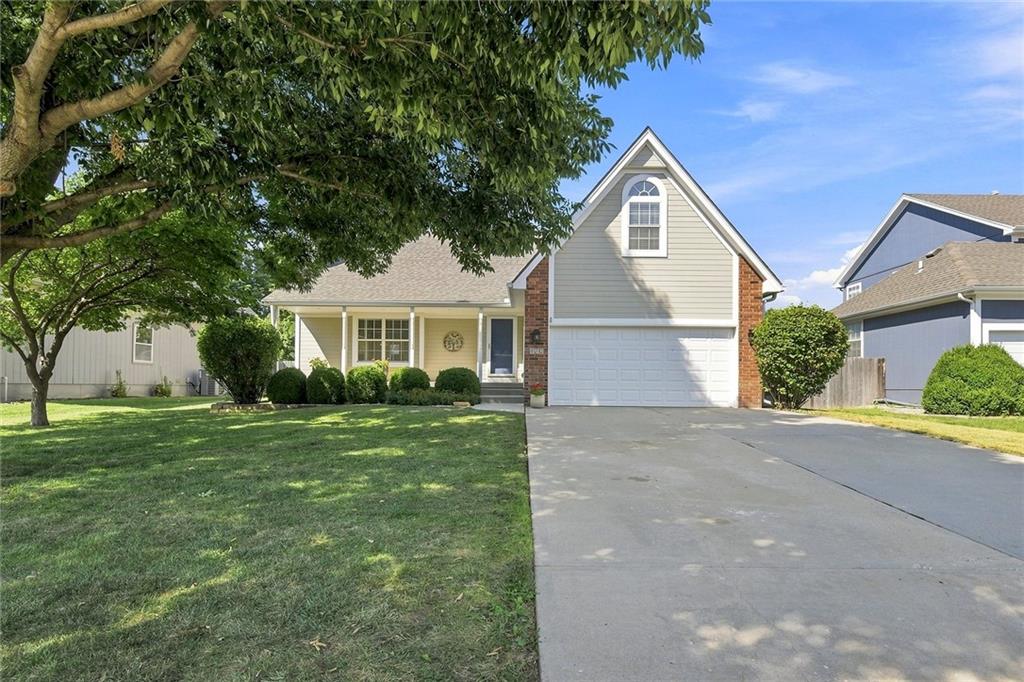 820 SE 11th Ter N, Lee's Summit, MO 64081