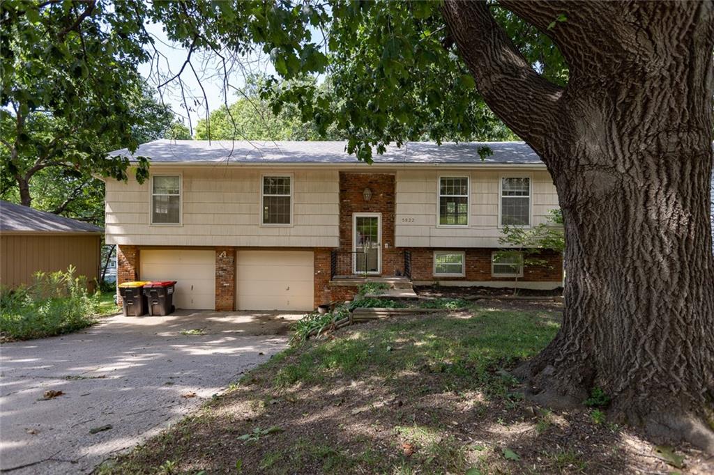5822 NW Aspen Ln, Kansas City, MO 64152