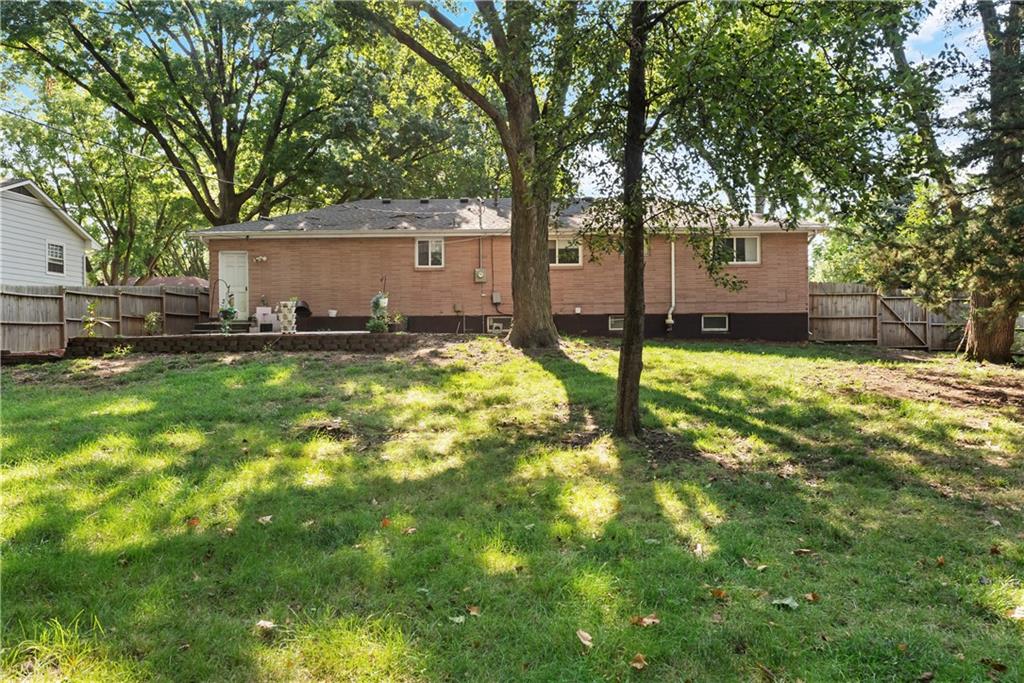 102 Highland Dr, Smithville, MO 64089