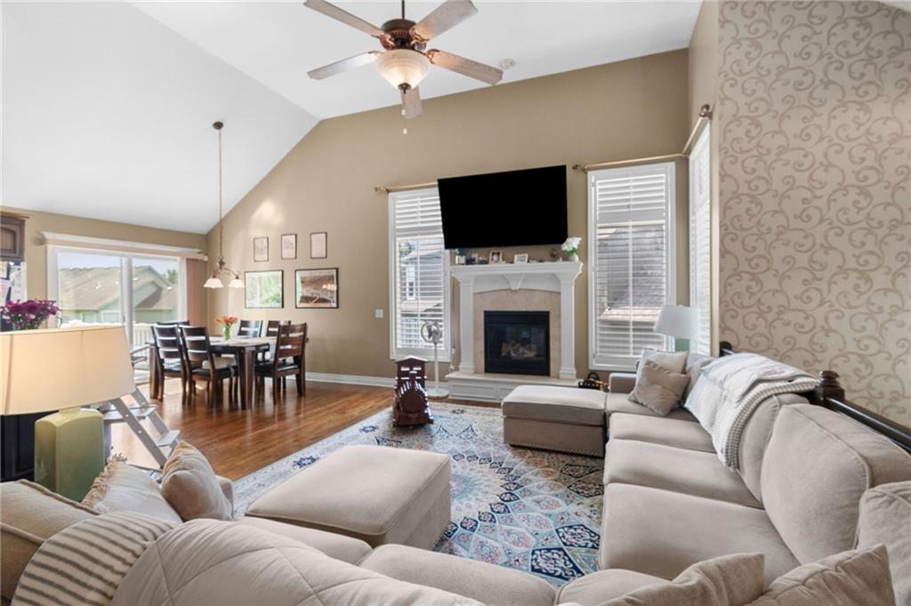 405 SW Gentry Ln, Lee's Summit, MO 64081