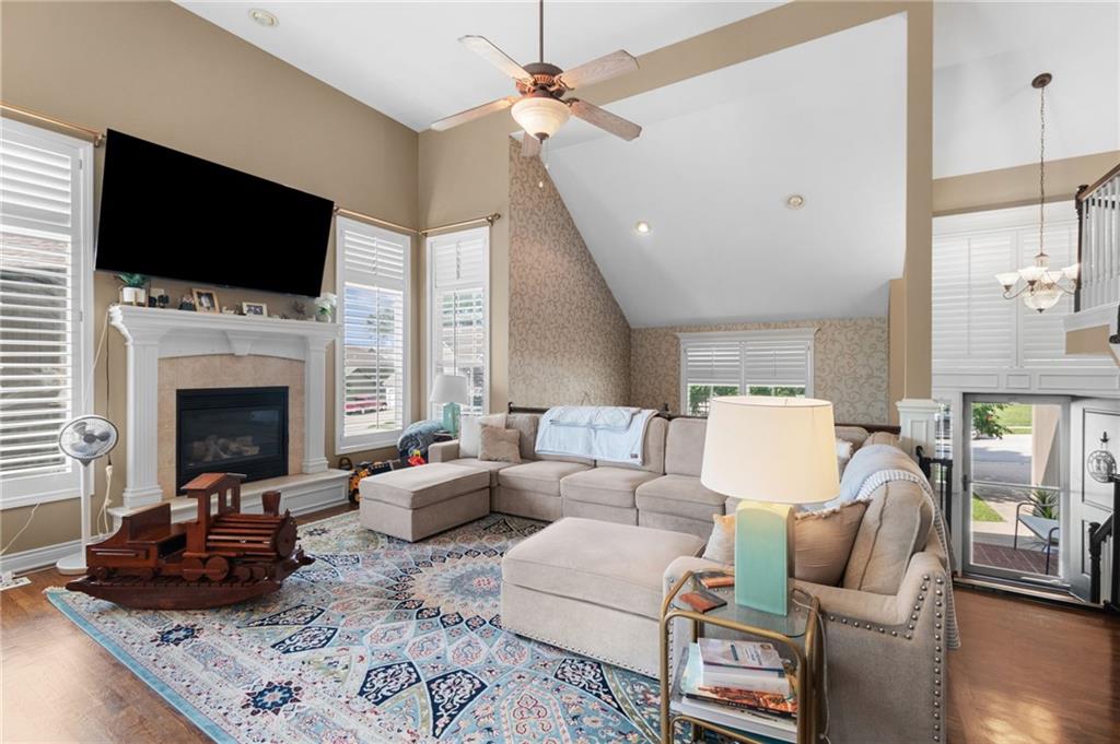 405 SW Gentry Ln, Lee's Summit, MO 64081