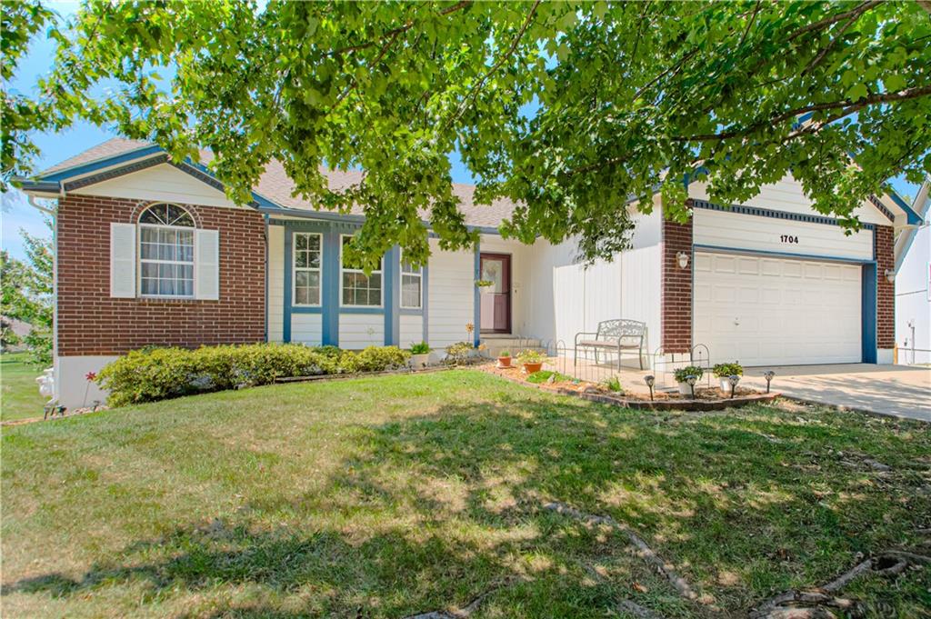 1704 Wildhorse Ct, Raymore, MO 64083