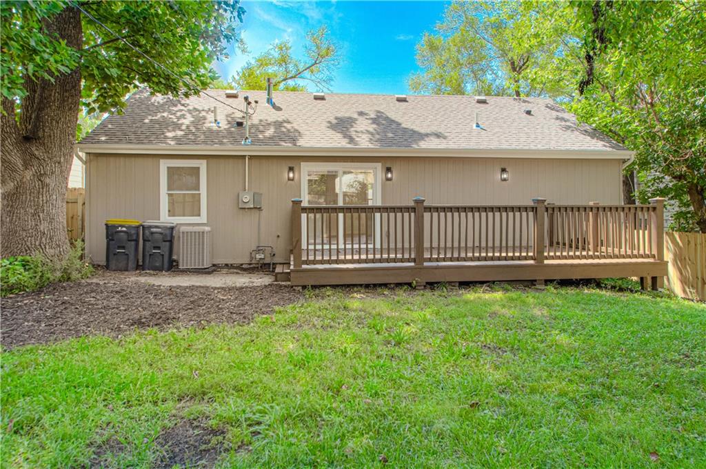 908 NE 44th St, Kansas City, MO 64116
