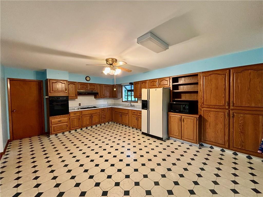 1609 Green Valley Rd, St Joseph, MO 64505