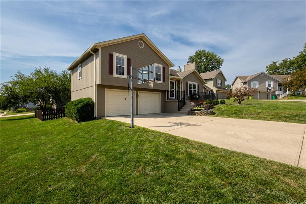 128 SW Tess Ct, Lee's Summit, MO 64081