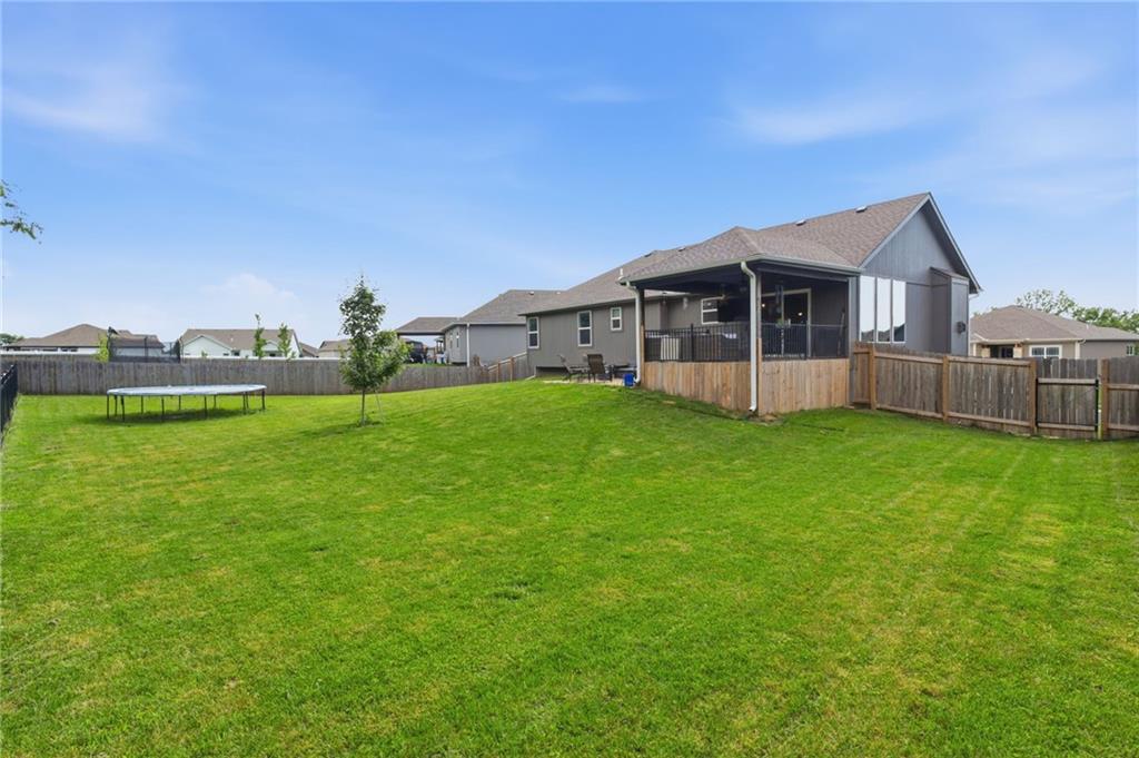 22907 S Ridgeview Dr, Peculiar, MO 64078