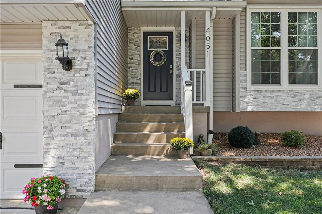 4051 SW Clipper Ln, Lee's Summit, MO 64082