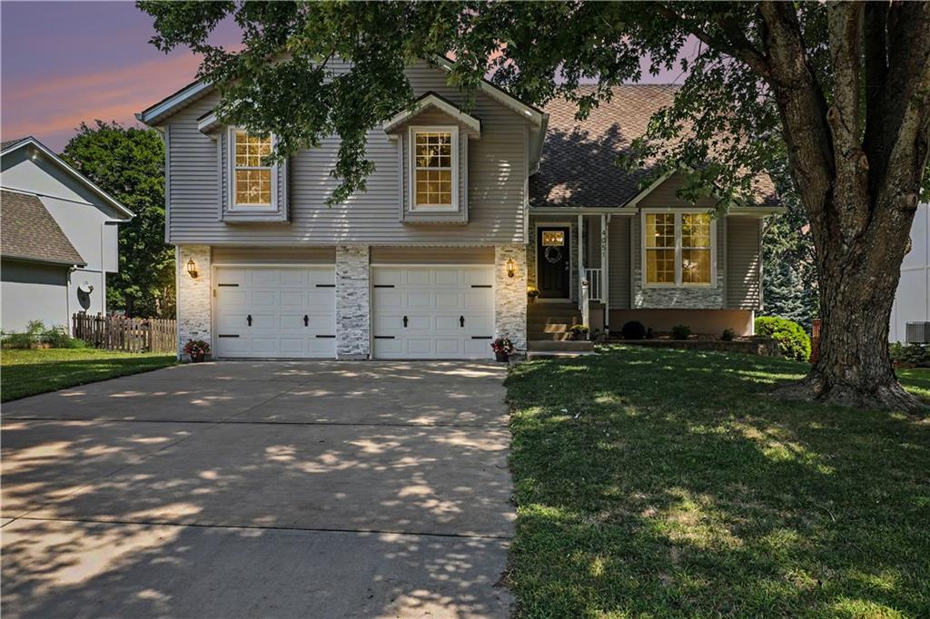 4051 SW Clipper Ln, Lee's Summit, MO 64082