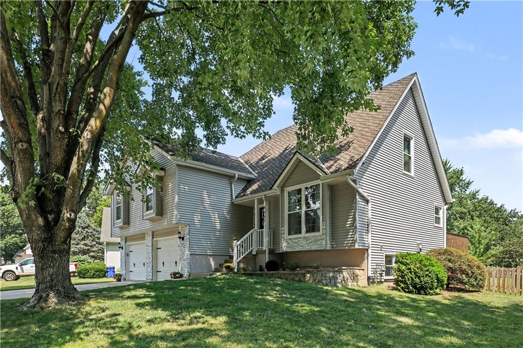 4051 SW Clipper Ln, Lee's Summit, MO 64082