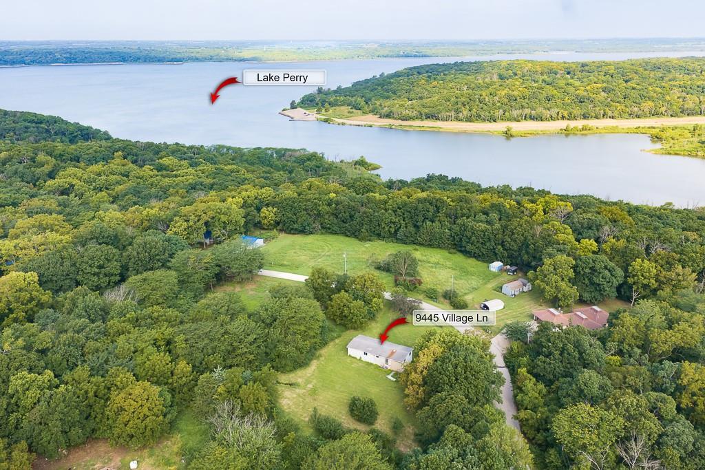 9445 Village Ln, Ozawkie, KS 66070