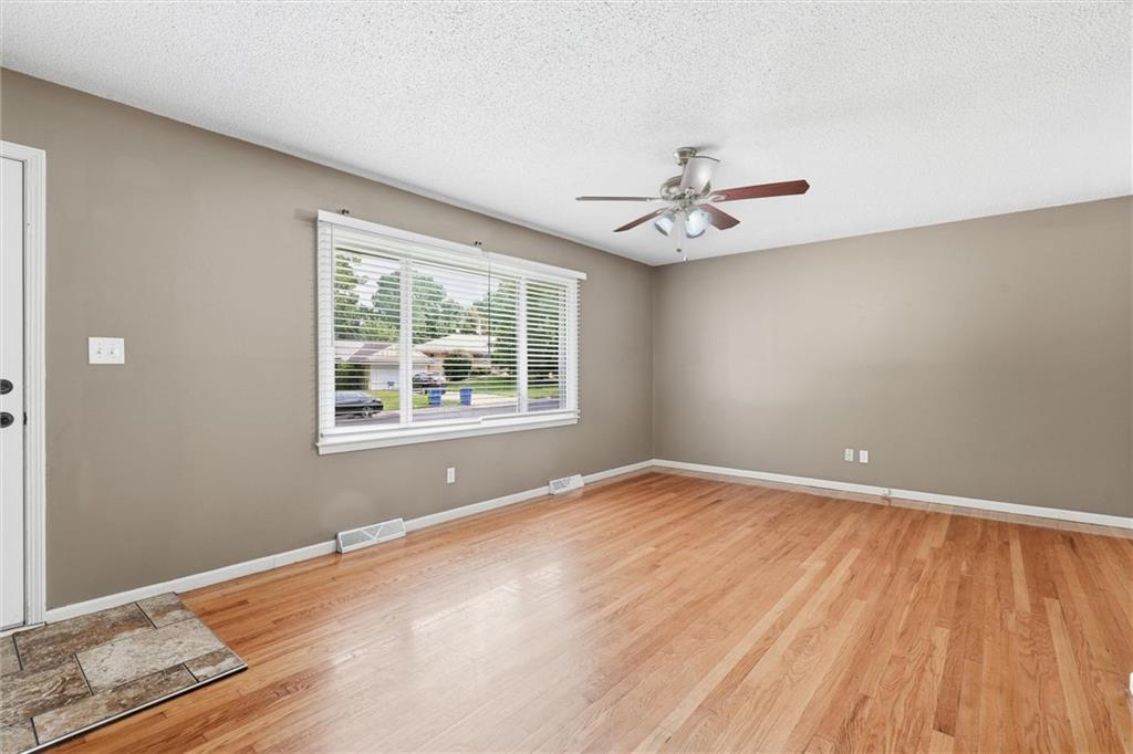 8611 E 85th St, Raytown, MO 64138