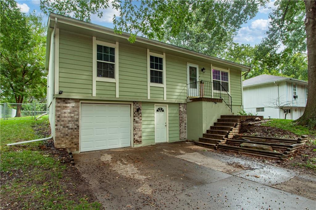 808 SE 19th St, Oak Grove, MO 64075
