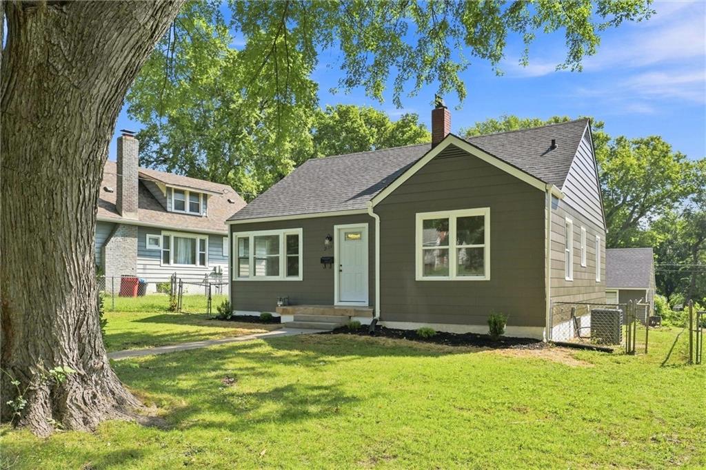 1355 S Pearl St, Independence, MO 64055