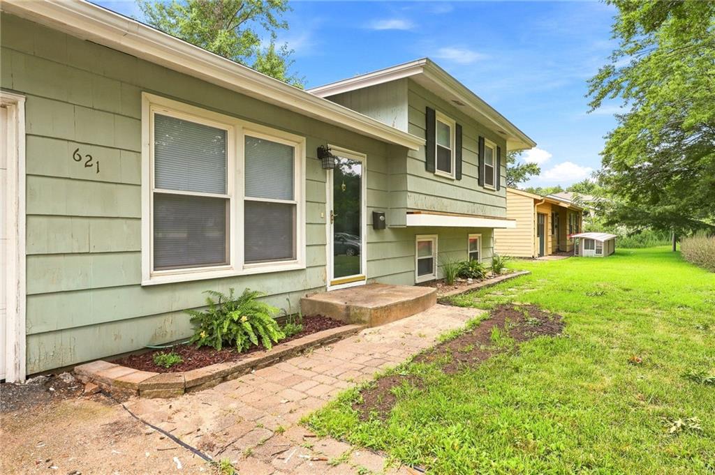 621 NW Fair Ln, Lee's Summit, MO 64063