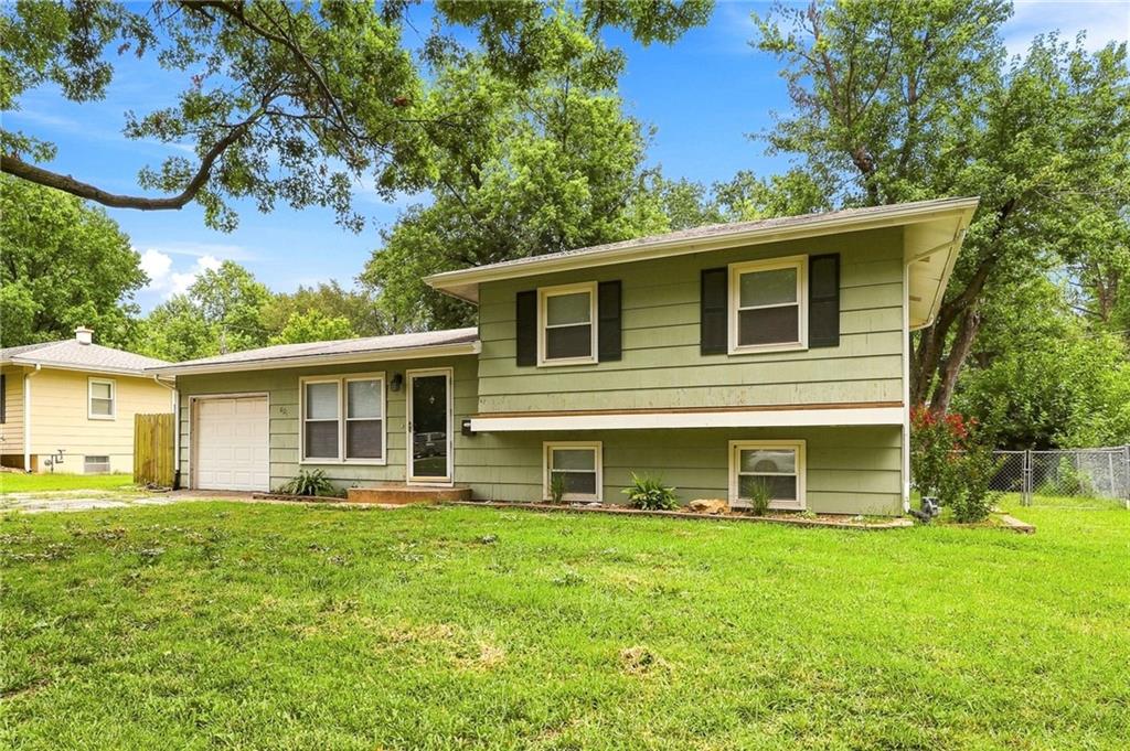 621 NW Fair Ln, Lee's Summit, MO 64063