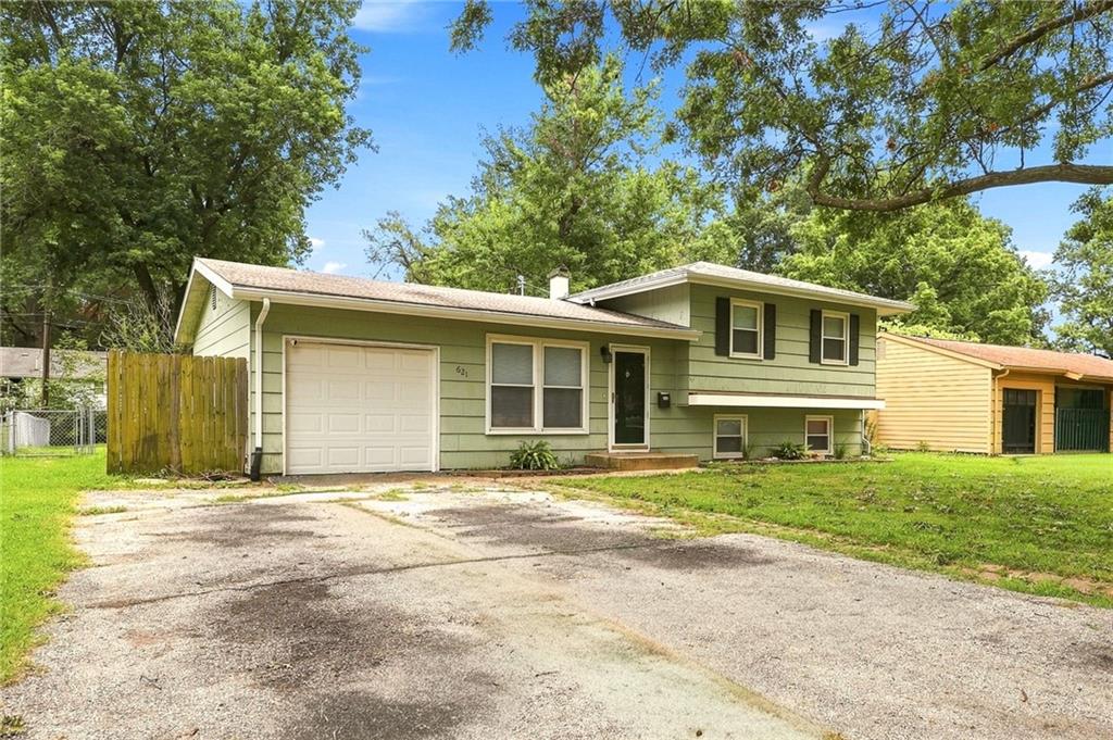 621 NW Fair Ln, Lee's Summit, MO 64063