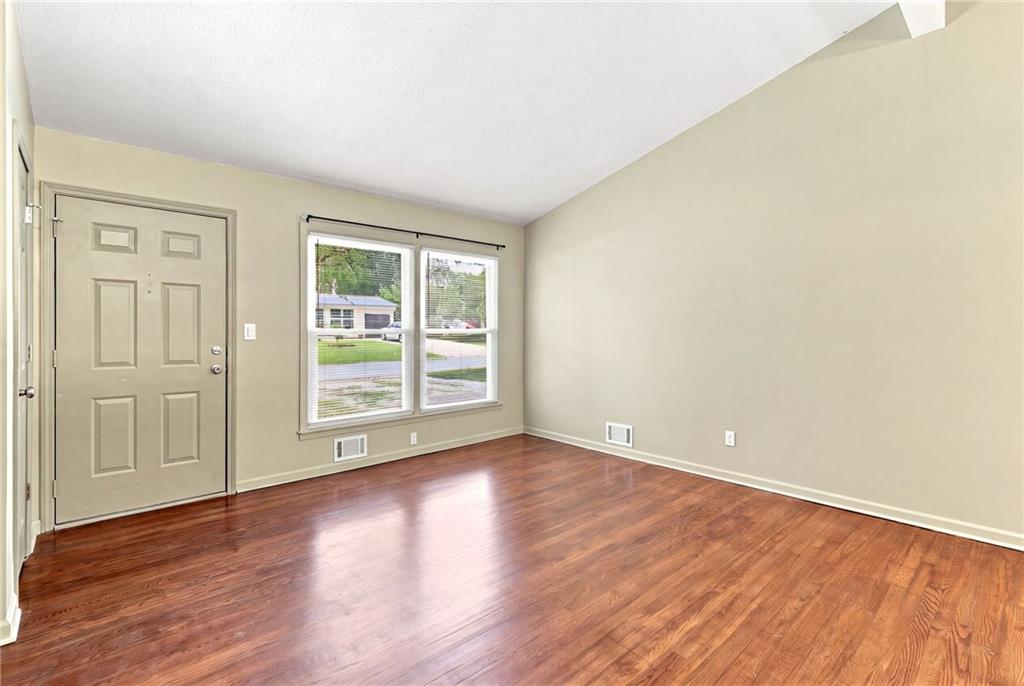 621 NW Fair Ln, Lee's Summit, MO 64063