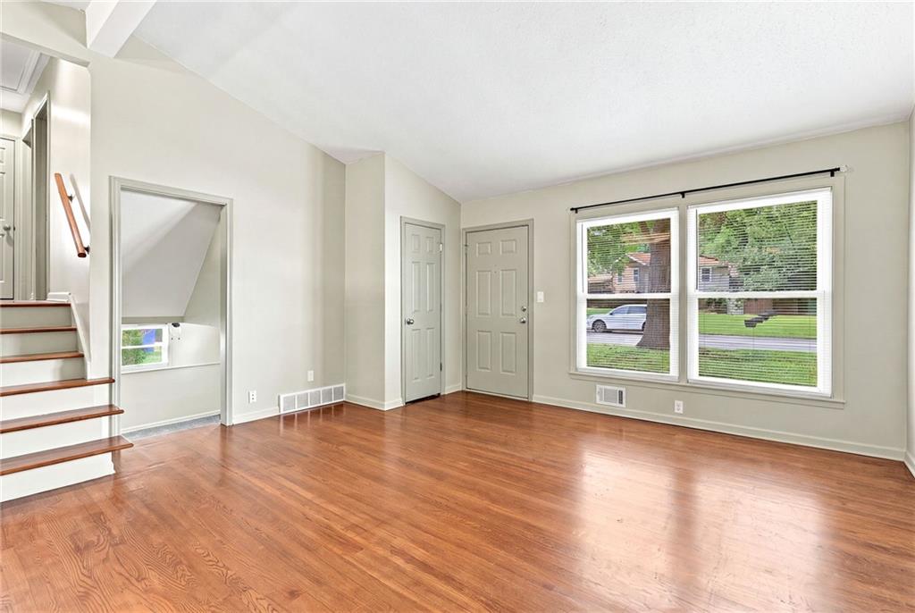 621 NW Fair Ln, Lee's Summit, MO 64063