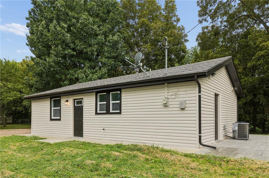 623 E 7th St, Tonganoxie, KS 66086