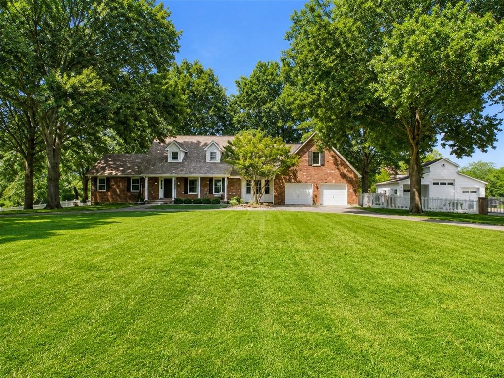 3318 S Bellechase Dr, Grain Valley, MO 64029