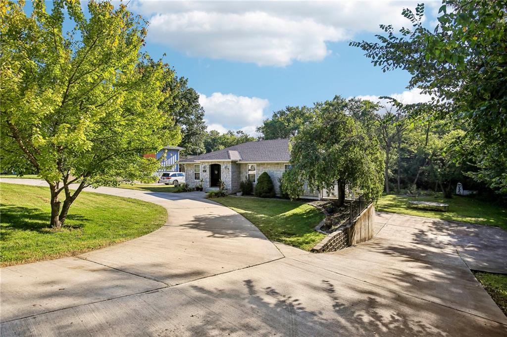 919 Shawnee St, Tonganoxie, KS 66086