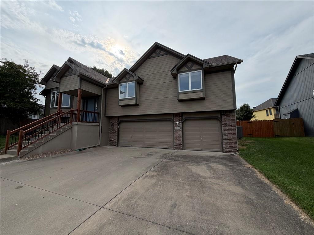 403 S Lakeshore Dr, Raymore, MO 64083