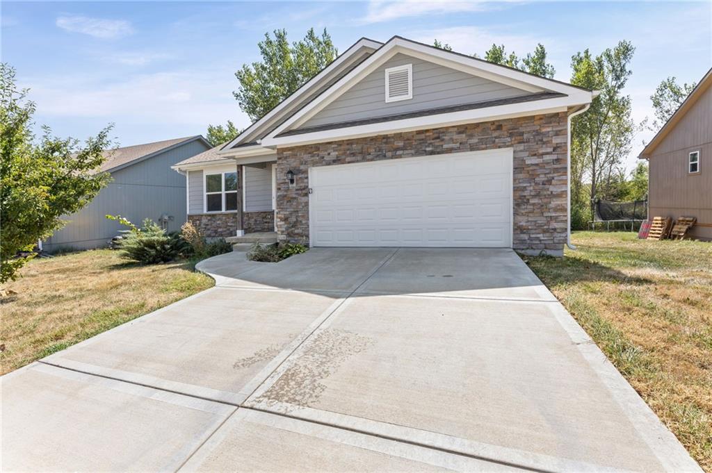 21325 W 216th St, Spring Hill, KS 66083