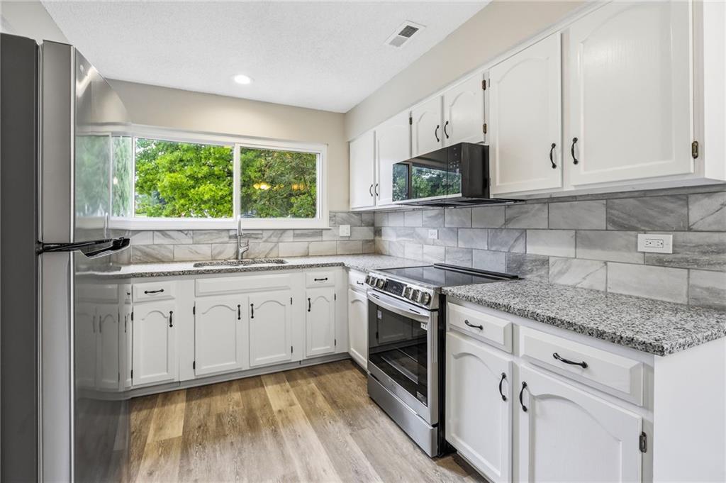 8862 Gallery St, Lenexa, KS 66215