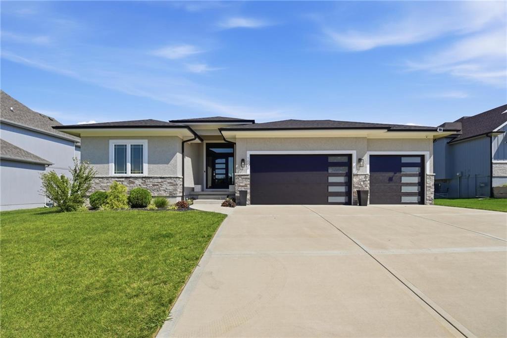 1604 SW 27th St, Lee's Summit, MO 64082