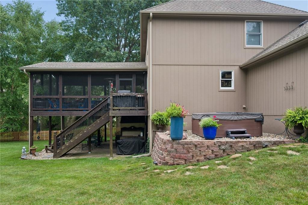 1721 Parkside Dr, Liberty, MO 64068