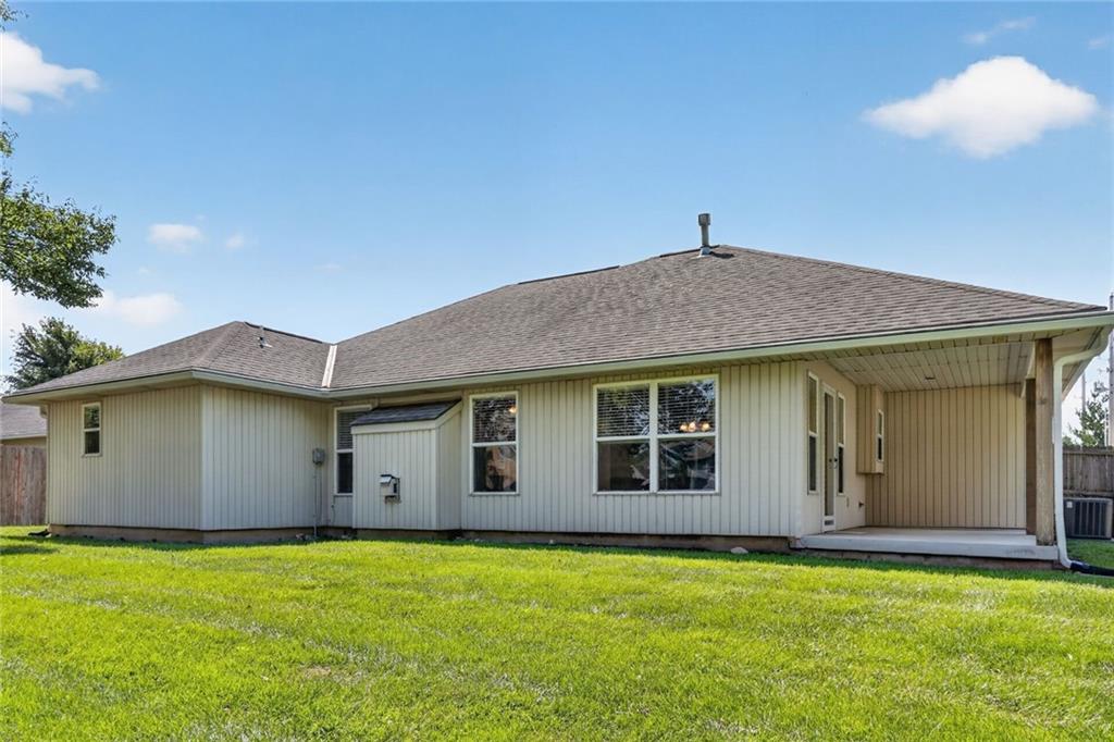 1116 Granada Dr, Raymore, MO 64083