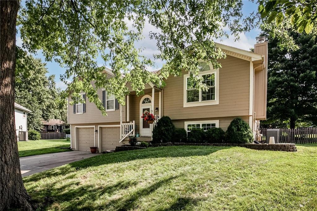 717 SE Pierre Ct, Lee's Summit, MO 64063