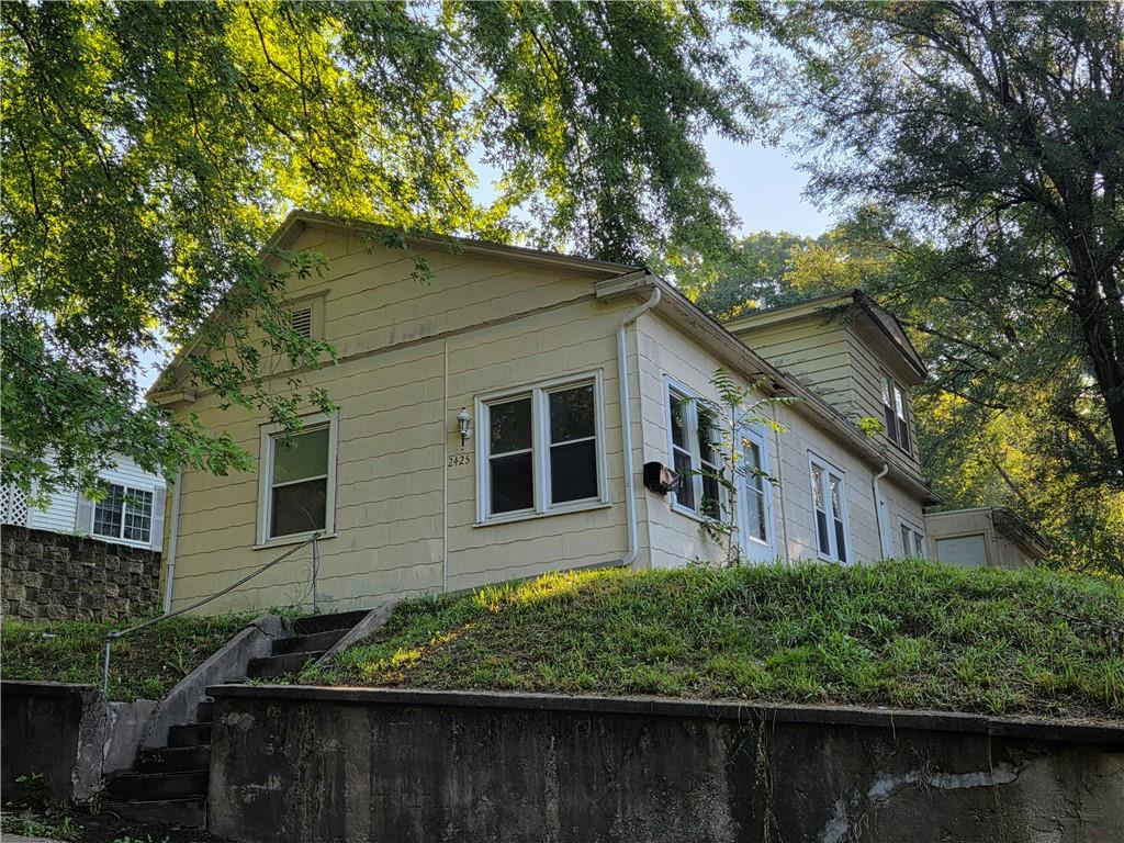 2425 S 15th St, St Joseph, MO 64503
