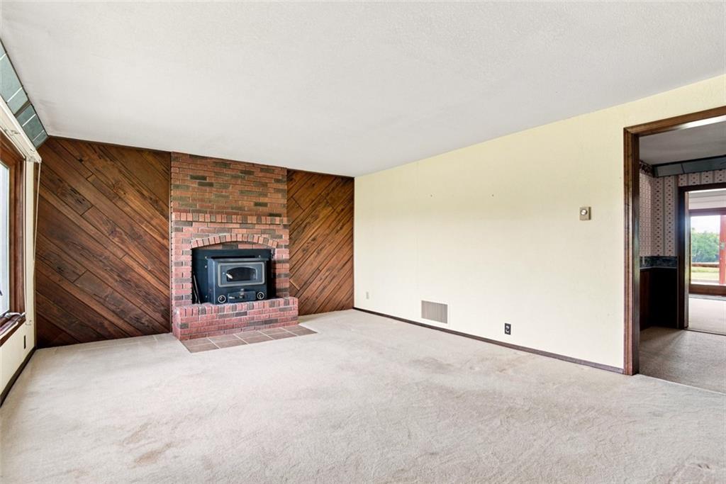 23061 Hatchell Rd, Tonganoxie, KS 66086