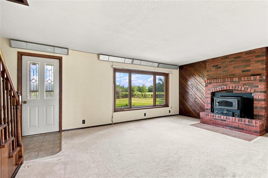 23061 Hatchell Rd, Tonganoxie, KS 66086