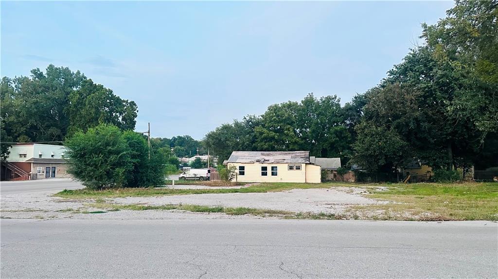 10901 E Truman Rd, Independence, MO 64052
