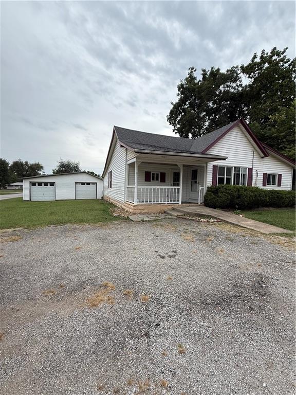 923 E Walnut St, Rich Hill, MO 64779