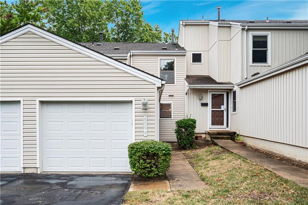 8594 W 108th Pl, Overland Park, KS 66210