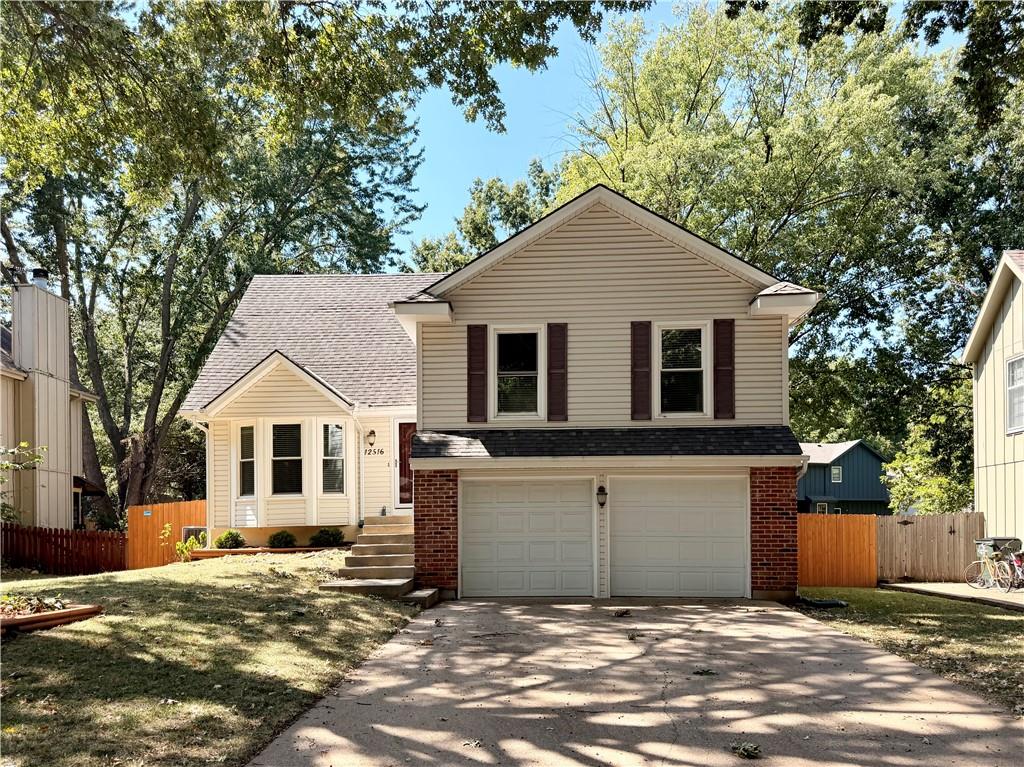 12516 S Cottonwood Dr, Olathe, KS 66062